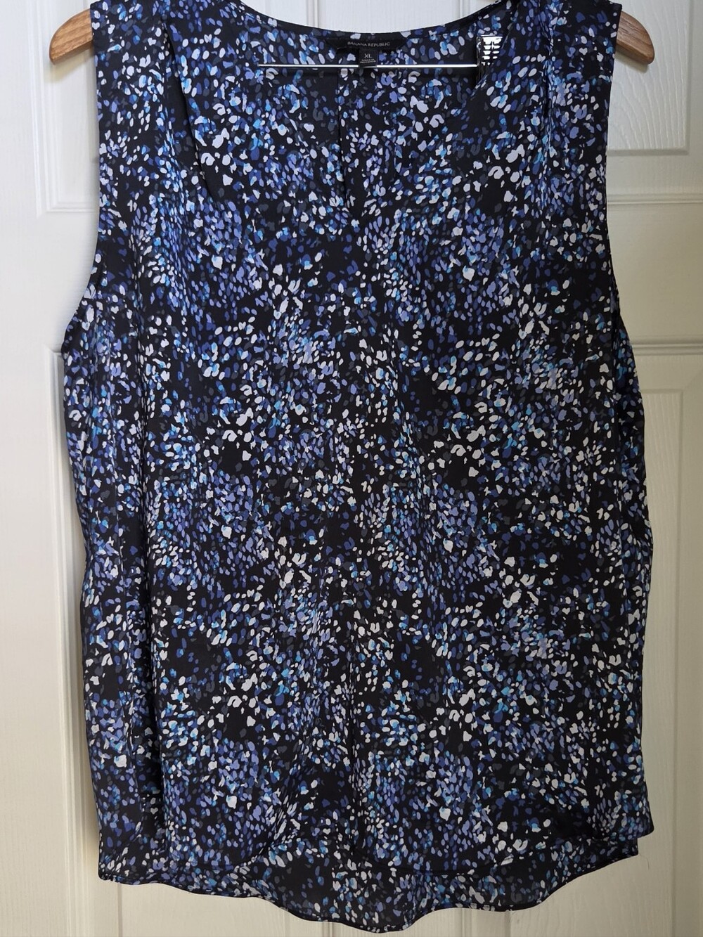 Banana Republic Black Sleeveless Blouse with Light Blue & White Speckle